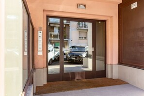 Exterior detail - Cozy 50 sqm apartment, for 4 people, located on the ground floor of a modern building on the bank of the Arno river. Not far from the historic center and well served by public transport, the apartment is located in a quiet and green residential area.The  (Firenze)