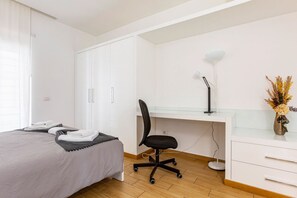 1 habitación, tabla de planchar con plancha, wifi y ropa de cama 