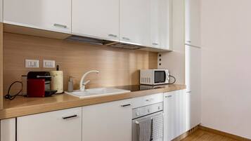 Kjøleskap, mikrobølgeovn, ovn og kokeplater