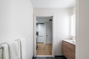 Luxury Apartment, Kitchen, City View | Bathroom - The Alyx at EchelonSeaport (Boston)