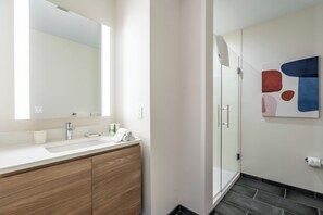Luxury Apartment, Kitchen, City View | Bathroom - The Alyx at EchelonSeaport (Boston)