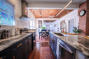 Private kitchen - Charming 3-bedroom house with WiFi and AC in San Antonio (San Antonio)