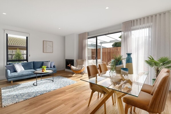 Smart TV, chimenea y oficina 