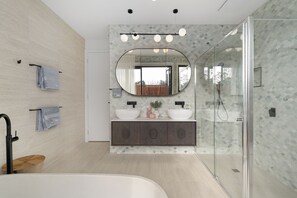 Shower, hair dryer, towels, soap - Rye Local #3- Luxe townhouse, 300m to beach Linens incl -live like a local! (Rye)