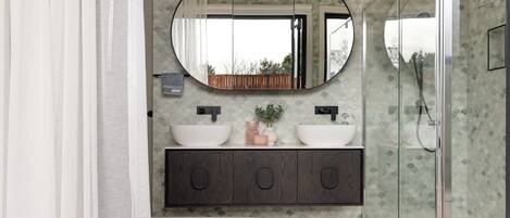 Dusche, Haartrockner, Handtücher, Seife