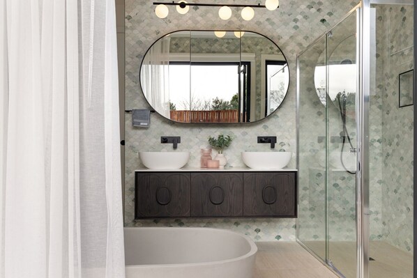 Shower, hair dryer, towels, soap - Rye Local #3-NEW LISTING townhouse, 300m to beach Linens incl-live like a local! (Rye)