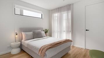 3 bedrooms, desk, iron/ironing board, WiFi