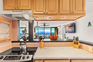 冷蔵庫、電子レンジ、オーブン、コンロ