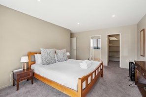 4 habitaciones, tabla de planchar con plancha, cuna de viaje y wifi