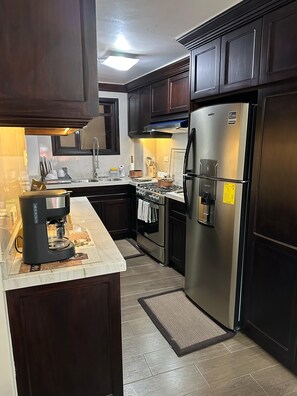 Réfrigérateur, micro-ondes, four, plaque de cuisson