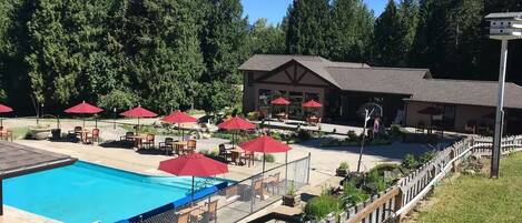 Una piscina al aire libre