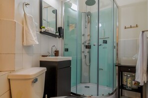 Dusche, Handtücher, Toilettenpapier