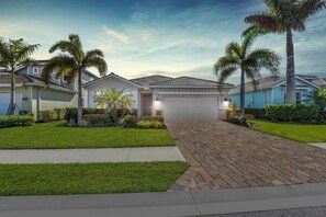 Exterior - Catamaran Place - 3 bedroom pool home with stunning lake views! (Naples)
