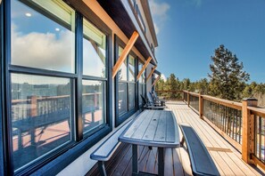 Outdoor dining - 4BR w/ Hot Tub, Sauna, Arcade, Mountain Views (Florissant)