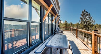 4BR w/ Hot Tub, Sauna, Arcade, Mountain Views