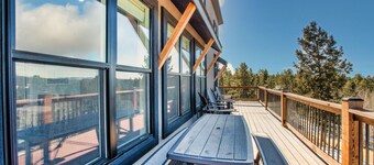 4BR w/ Hot Tub, Sauna, Arcade, Mountain Views