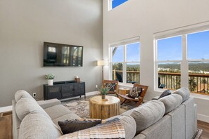 Smart TV - 4BR w/ Hot Tub, Sauna, Arcade, Mountain Views (Florissant)