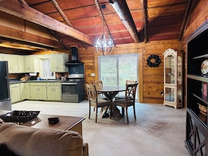 Dining - Great 3 Bedroom Log House in Amish Country (Dover)
