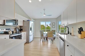 Fridge, microwave, oven, stovetop - Pristine 3-bedroom house with Heated Pool, WiFi and AC in lovely Marco Island (Marco Island)