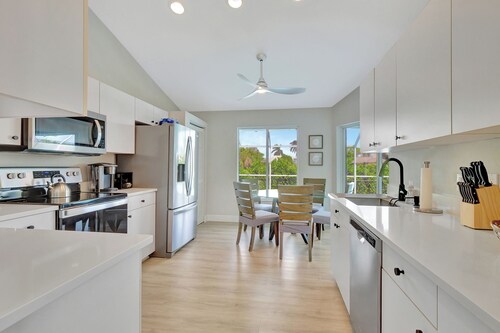 Pristine 3-bedroom house with Heated Pool, WiFi and AC in lovely Marco Island