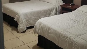 Desk, WiFi (free) - hotel versalles inn (Cajeme)