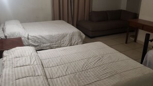 Desk, WiFi (free) - hotel versalles inn (Cajeme)