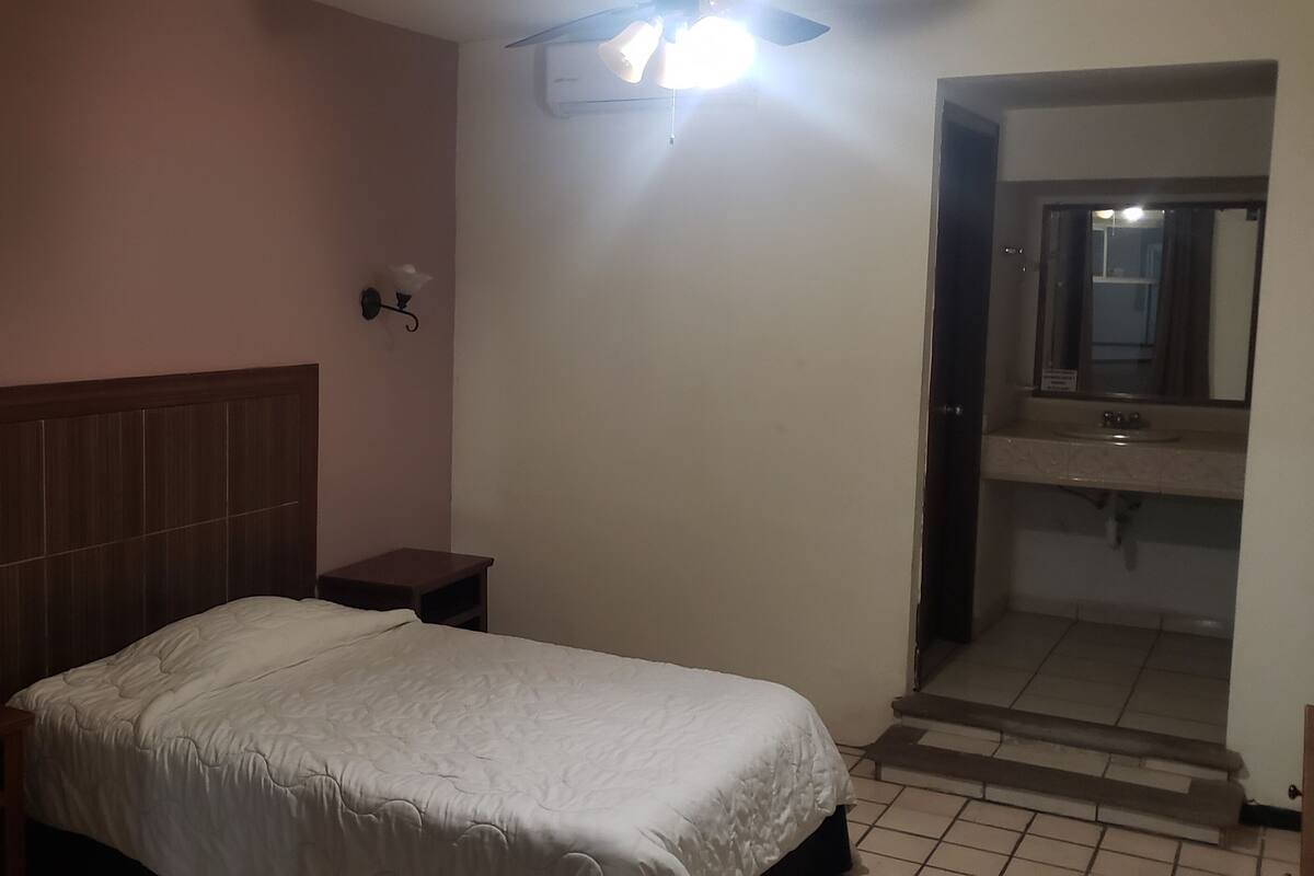 Single Room | Desk, free WiFi