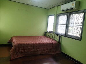 4 bedrooms, iron/ironing board, WiFi, bed sheets - Pet-friendly 4-bedroom house near Bangkok Train-private highspeed WiFi workspace (Bang Muang Mai)
