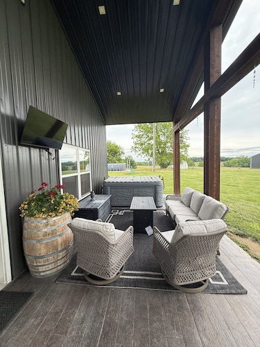 Relax Enjoy Country Living with Hot Tub