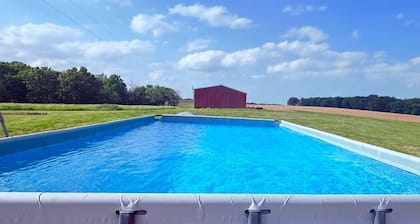 Relax Enjoy Country Living-Hot Tub & Seasonal Pool