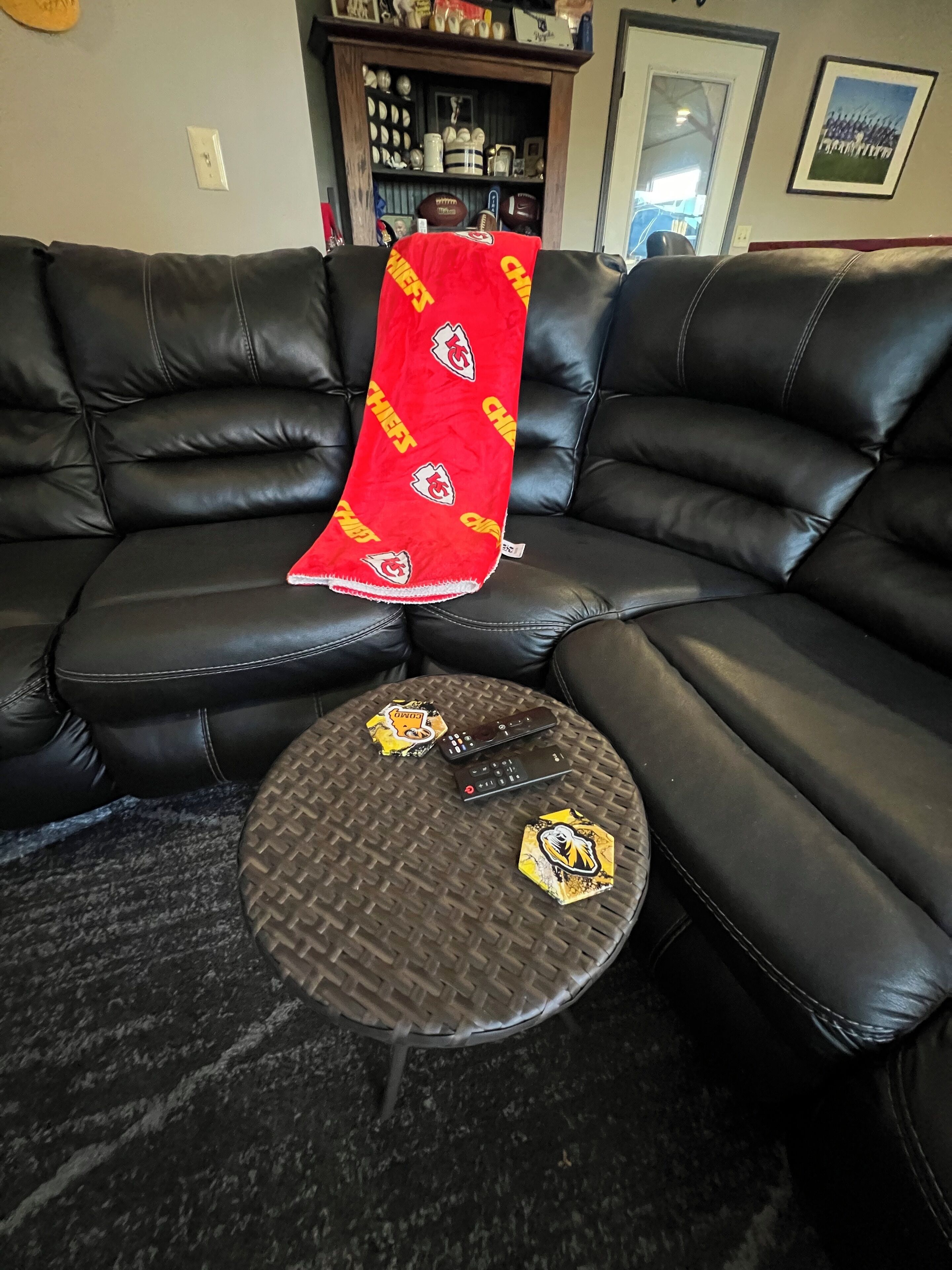 Smart-tv, eldstad och böcker