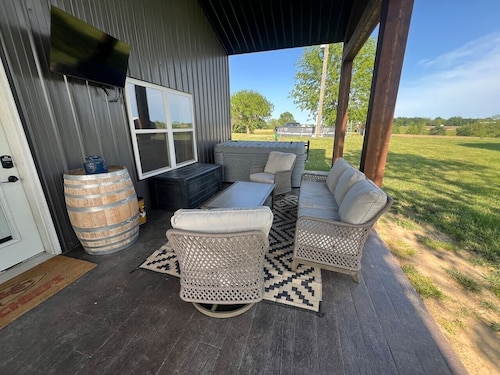 Relax Enjoy Country Living-Hot Tub & Seasonal Pool