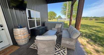 Relax Enjoy Country Living-Hot Tub & Seasonal Pool