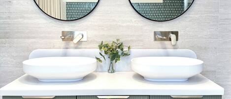 Regadera, secadora de cabello, toallas, jabón