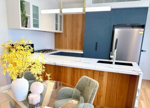 Réfrigérateur, micro-ondes, four, plaque de cuisson