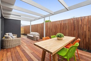 Outdoor dining - Rye Local #2-NEW townhouse, 300m to beach -Sleeps 8- live like a local! (Rye)
