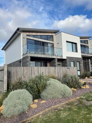 Exterior - Cosy, luxury beachside getaway (Port Campbell)