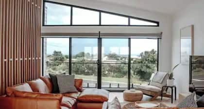 Cosy, luxury beachside getaway