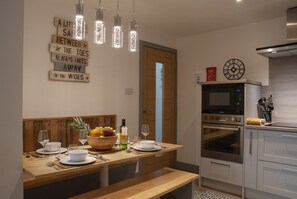 Refrigerador, microondas, horno y utensilios de cocina 