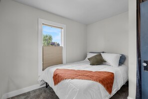 2 bedrooms, iron/ironing board, WiFi, bed sheets - Cozy Downtown Redmond Cottage

 (Redmond)