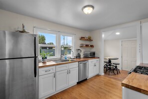 Een microgolfoven, een oven, een kookplaat, een vaatwasser