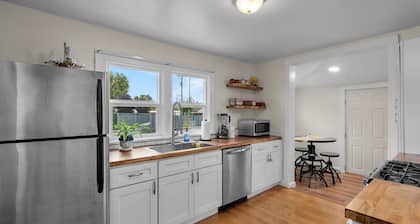 Cozy Downtown Redmond Cottage