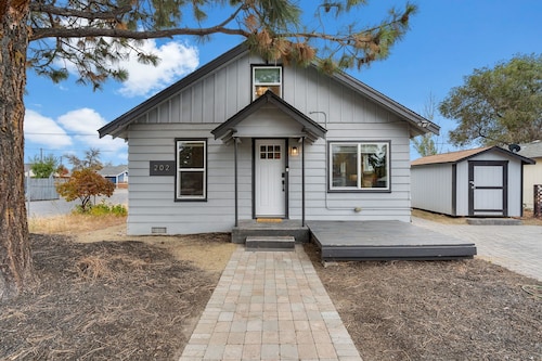Cozy Downtown Redmond Cottage