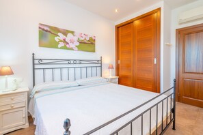 3 chambres, fer et planche à repasser, accès au Wi-Fi (inclus)