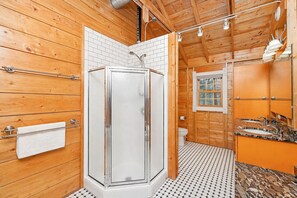 Shower, jetted tub, towels