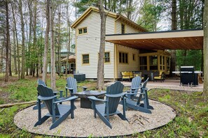 Outdoor dining - Dollybrook Cottage 1: Shared pool(closed for the season), private hot tub, pet friendly (Fennville)