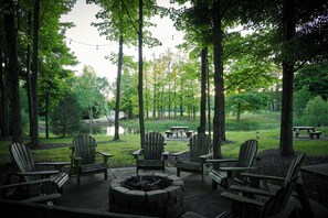 Terrace/patio - Dollybrook 2: Community pool(CLOSED FOR SEASON), close to wineries, large groups welcome (Fennville)