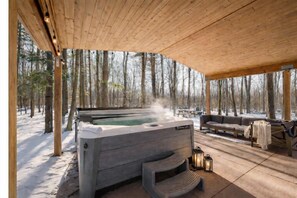 Outdoor spa tub