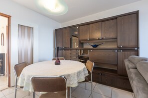 Apartment | Dining - Flat With Frontal sea Views and Parking (Middelkerke)