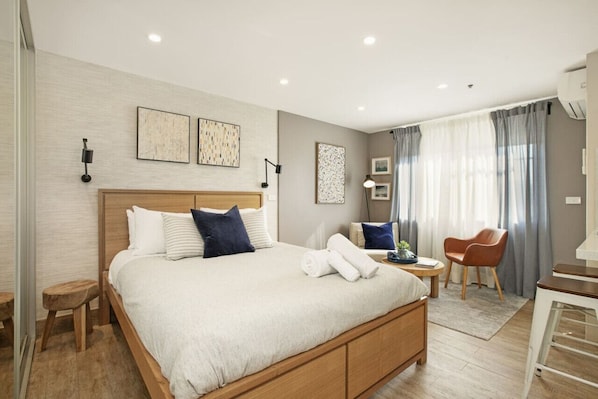 Iron/ironing board, WiFi, bed sheets
